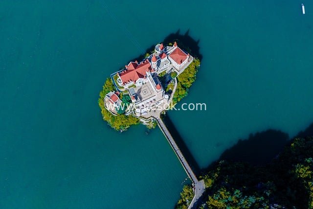 航拍红顶城堡湖景桥 夏日碧水秘境