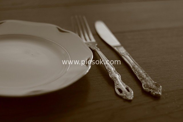 复古银餐具 白色餐盘 刀叉餐桌布置特写