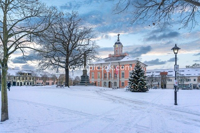 德国特姆普林冬季雪景：市政厅广场的冬日风情