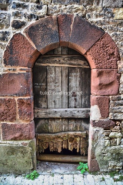 中世纪古堡石拱木门 复古历史建筑