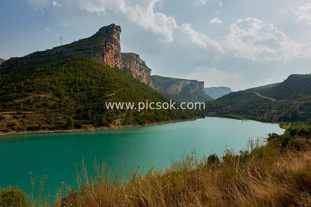 特鲁埃尔Santolea水库蓝绿山水自然风景