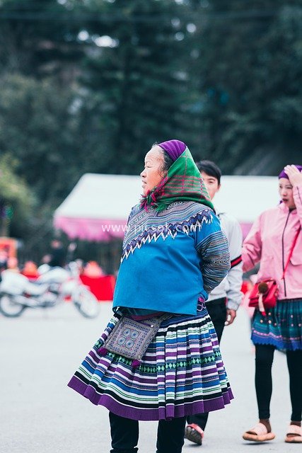苗族传统服饰老年女性 集市生活场景