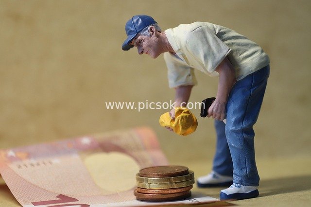 微缩人偶清洗欧元货币的金融隐喻场景