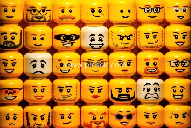 LEGO Minifigure Expression Collection: Colorful Brick Faces Creative Wallpaper