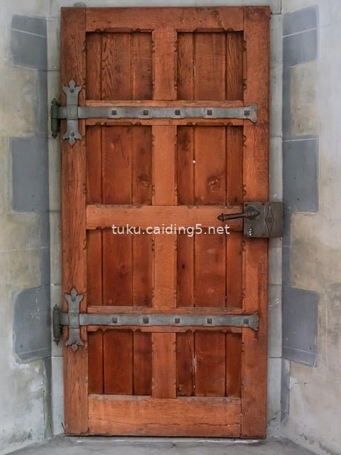 历史感木质旧门 石墙背景带锁复古门