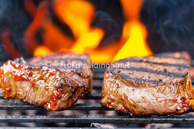 炭火烤牛排 户外烧烤焦香诱人美食