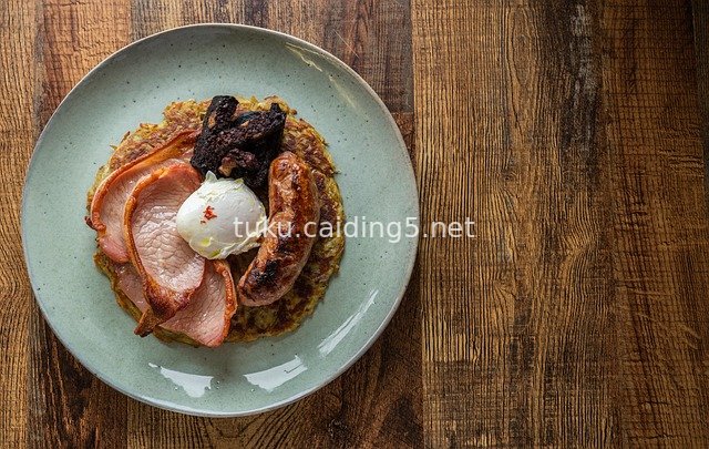 传统英式早餐：培根香肠配水波蛋的美味组合