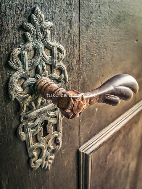 中世纪复古金属门把 旧木门上的历史装饰
