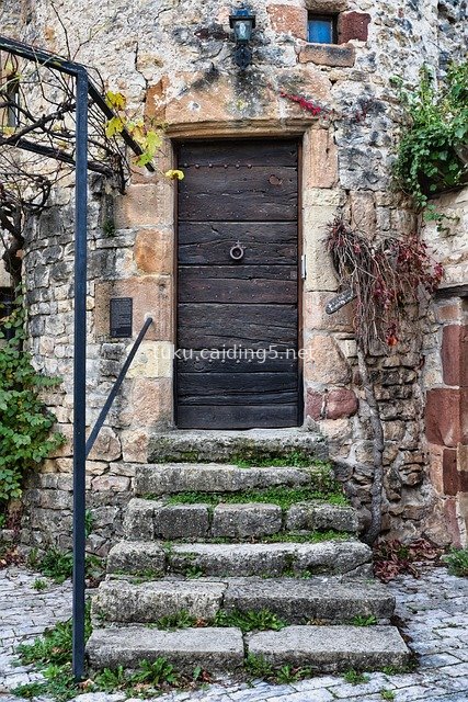 中世纪小镇复古木门 历史石墙古朴台阶场景
