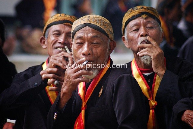 印尼爪哇传统活动中吸烟的老年族群像