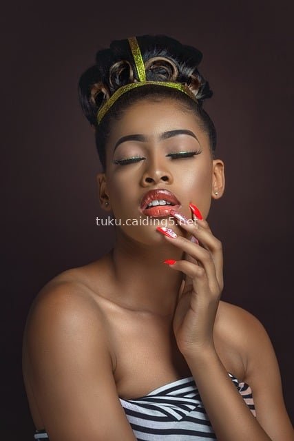 优雅女性肖像 精致妆容红色美甲时尚造型