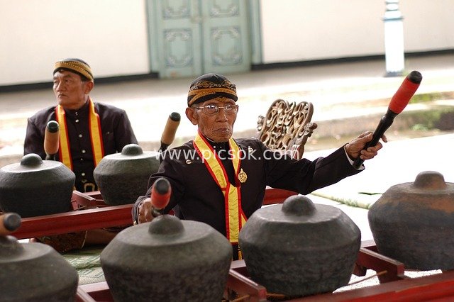 印尼爪哇传统甘美兰音乐演奏场景