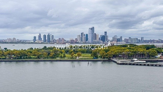 纽约曼哈顿天际线与港口多云景观