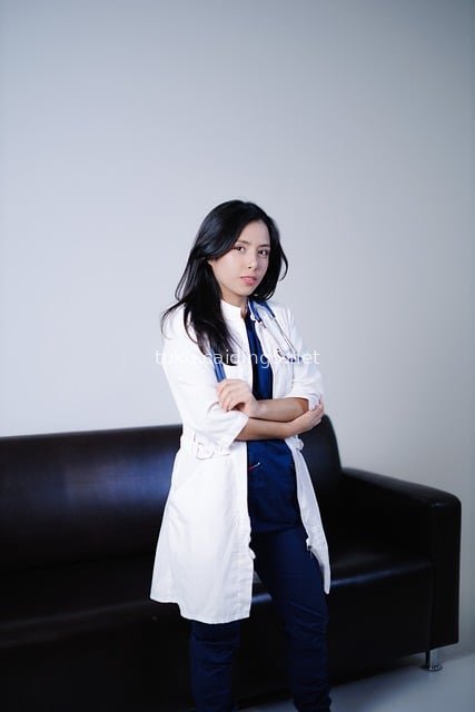 穿白大褂持听诊器的女医生职业形象