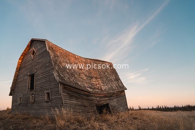 Abandoned Old Barn: Retro Wooden Farm Building Dusk Landscape