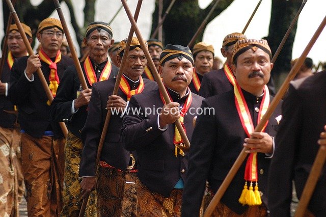 印尼爪哇传统游行：民族服饰与王室文化传承