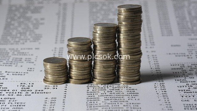 欧元硬币堆叠与财务报表的金融场景