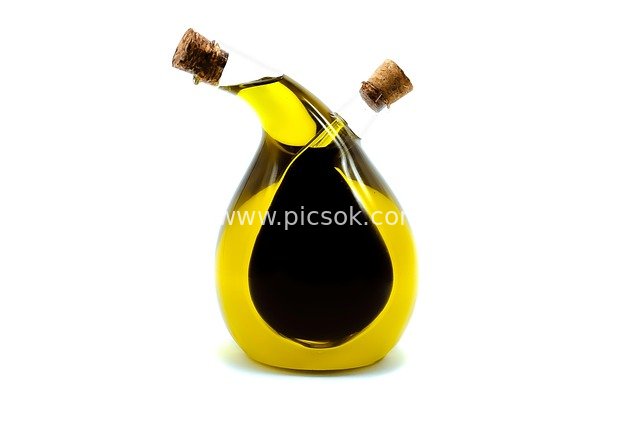 创意玻璃瓶装橄榄油 食用油美食白色背景素材