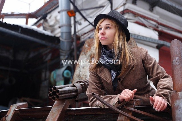 复古装扮女性倚靠锈迹机械的后启示录风场景