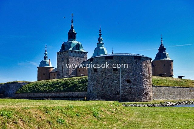 Medieval Ancient Castle Fortress: Historical Architectural Defense Scenery
