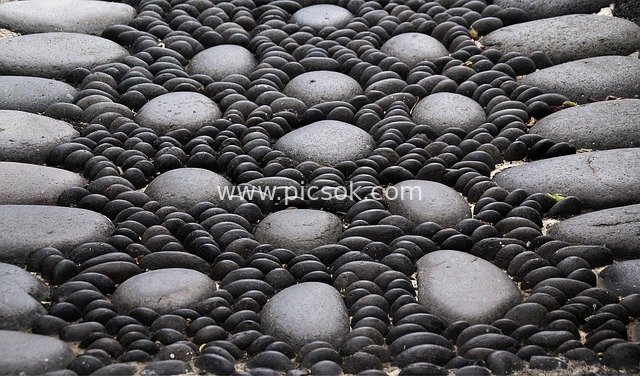 火山熔岩遗迹：黑灰石子的自然排列