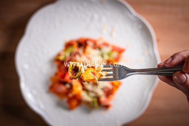 美味健康的意式番茄蔬菜意面特写