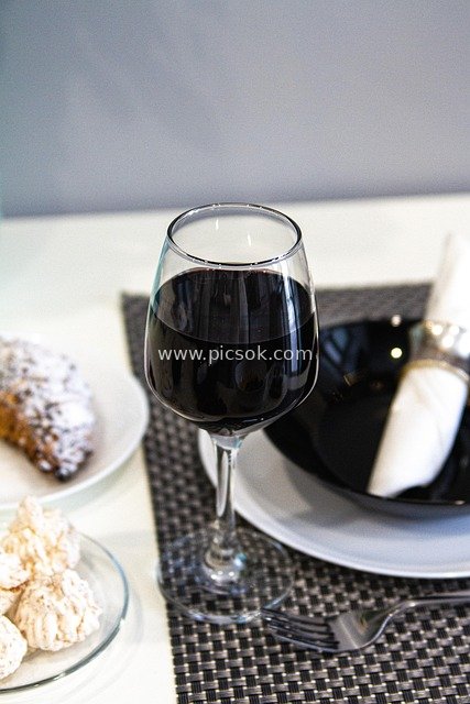 精致餐桌布置 红酒杯与美食甜点的优雅组合