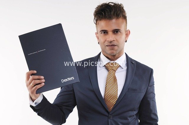 商务精英男士持文件 西装职业形象展示