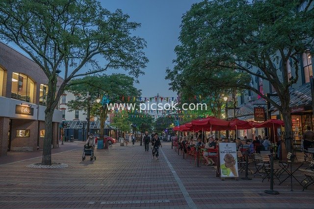 伯灵顿教堂街市场蓝调时刻繁华步行街区