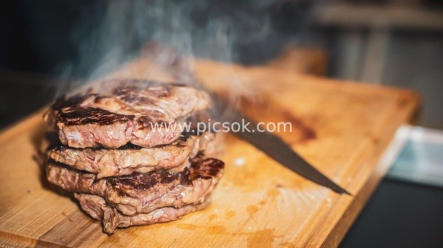 香煎牛排堆叠 热气腾腾的美味烹饪场景