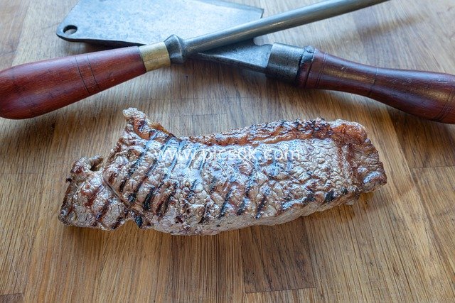 焦香炭烤安格斯牛排 砧板旁复古厨具特写