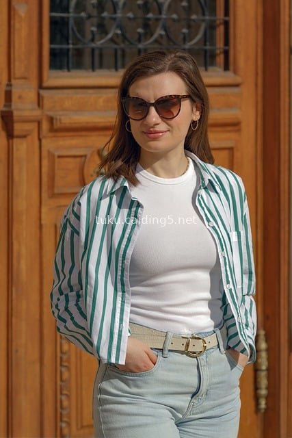 年轻女性休闲穿搭墨镜户外木门旁生活照