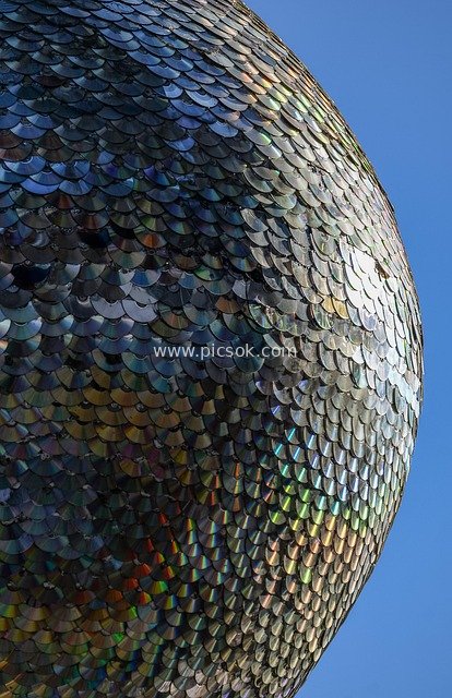 Creative CD Sculpture Art Installation: Colorful Reflective Artwork
