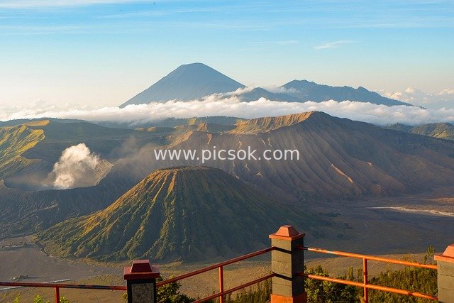 印尼布罗莫火山日出壮丽自然景观