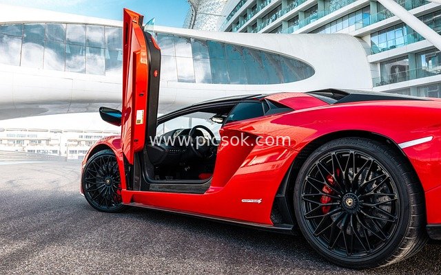 红色兰博基尼剪刀门超跑 现代建筑前炫酷展示