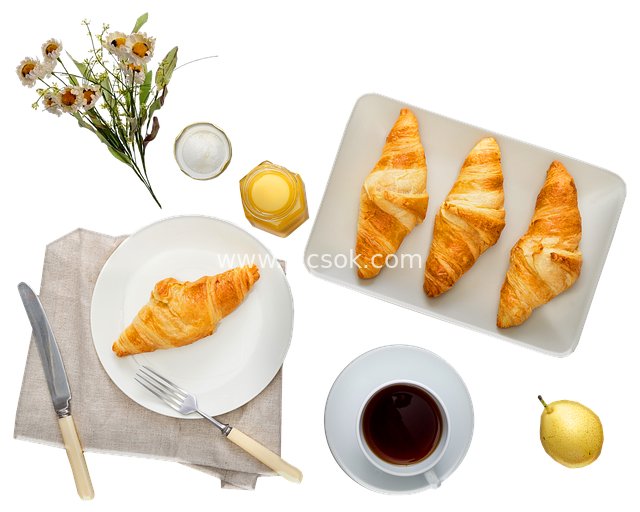 精致早餐：可颂、咖啡、鲜梨与花的温馨摆盘