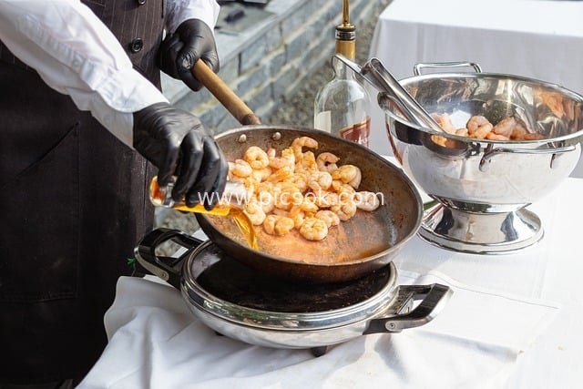 专业厨师炒虾仁 朗姆酒提香 餐厅美食场景