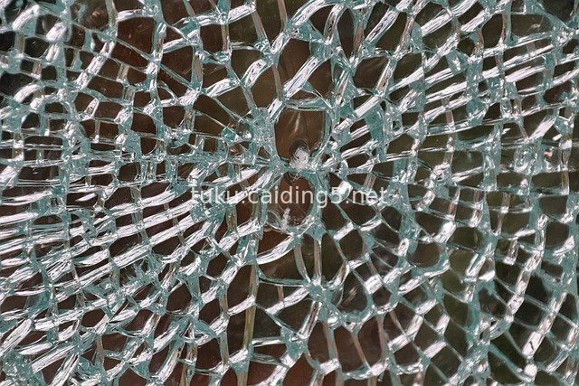 破碎玻璃裂纹特写 事故损坏玻璃素材