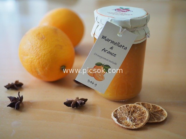 新鲜橙子与橙果酱的温馨美食组合