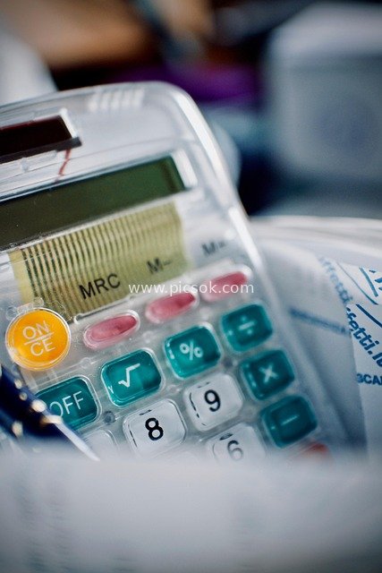 透明计算器特写 财务计算办公工具素材