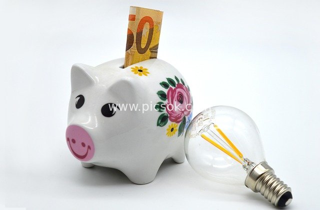 Piggy Bank & LED Bulb: Visual Symbol of Energy Efficiency and Cost Savings