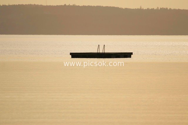 Bathing Platform on a Tranquil Lake - Natural Water Scene Photography Material