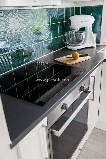 现代厨房场景 白色厨电搭配绿色瓷砖设计