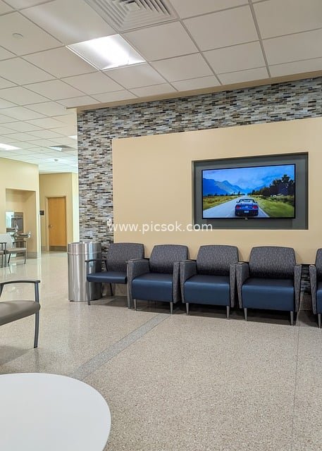 Modern Hospital Waiting Area: Comfortable Seats and TV Decoration Scene