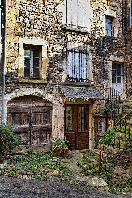 中世纪历史石屋 古朴木质门与怀旧风貌