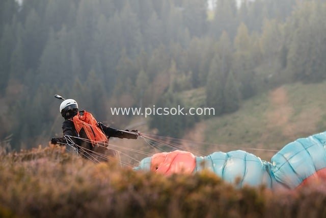 山地森林间的滑翔伞冒险：准备起飞动感瞬间
