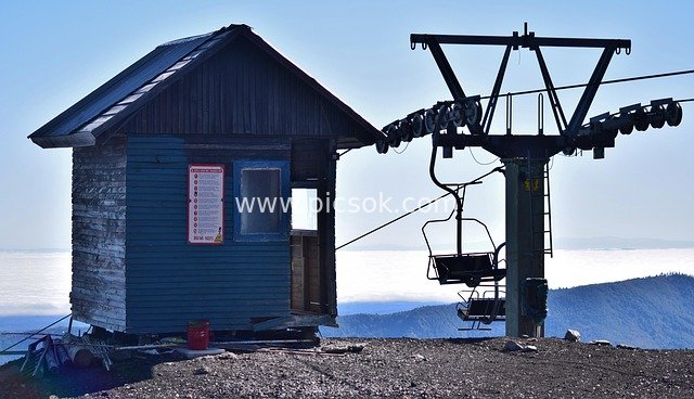 山间蓝色木屋与滑雪缆车的冒险休闲场景