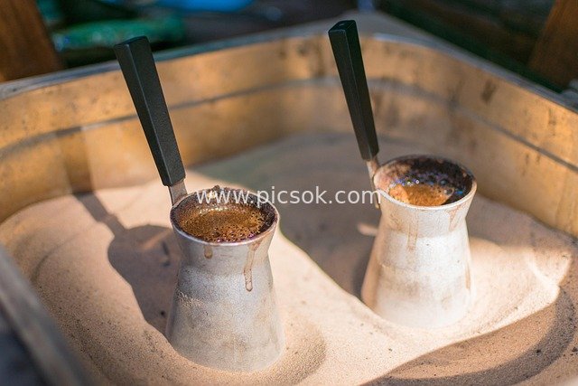 传统砂煮土耳其咖啡 cezve制作场景特写