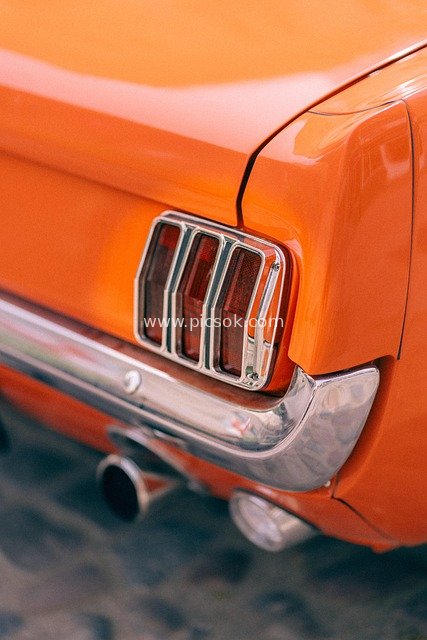 橙色经典野马肌肉车尾部特写摄影