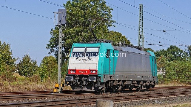 Green-and-White BR186 Electric Locomotive Traveling on Main Railway Line